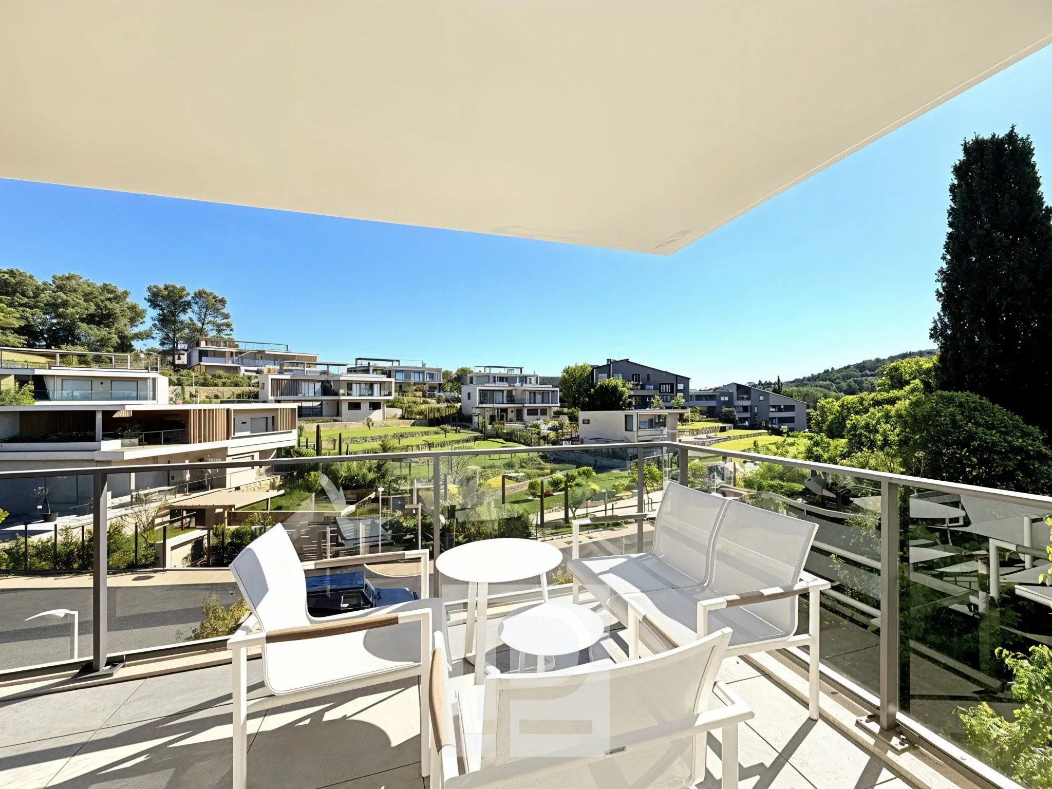 Balcon avec vue à Mougins Balcon d'un appartement avec vue sur des villas et des espaces verts à Mougins.