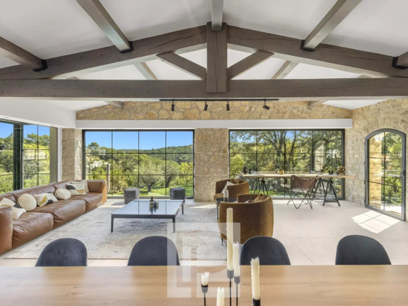 Intérieur d'une villa en pierre rénovée avec vue sur la nature à Valbonne