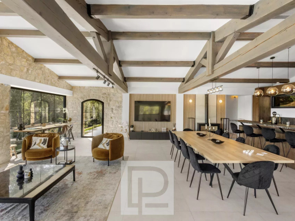 Intérieur d'une villa en pierre rénovée à Valbonne, avec salon et salle à manger modernes.