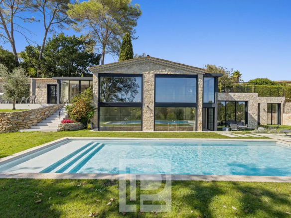 Mas en pierre rénové avec piscine à Valbonne, vue dégagée sur le jardin.