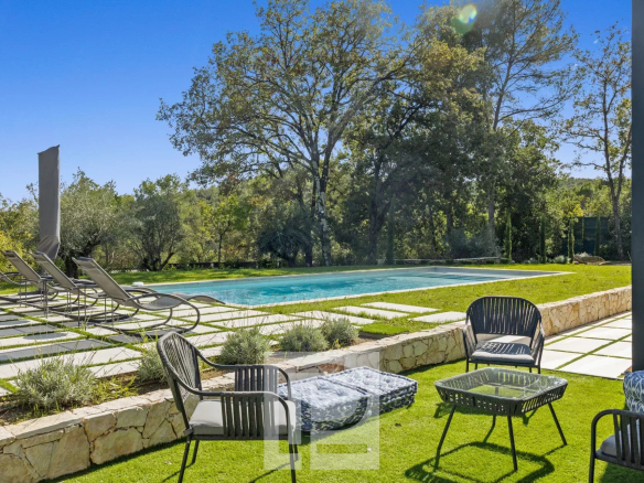 Mas en pierre rénové avec piscine et chaises longues à Valbonne