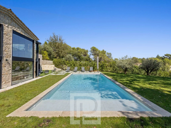 Bastide en pierre rénovée avec piscine à Valbonne, vue dégagée sur la nature.