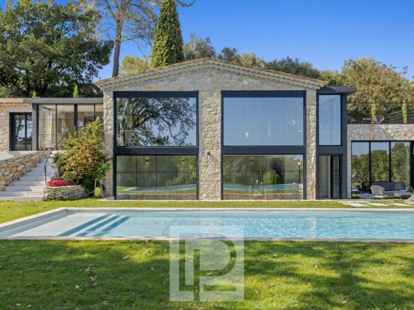 Mas en pierre rénové avec piscine et jardin à Valbonne, vue dégagée.