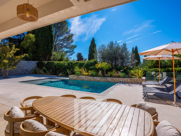 Terrasse avec piscine et espace repas dans une villa contemporaine à Mougins