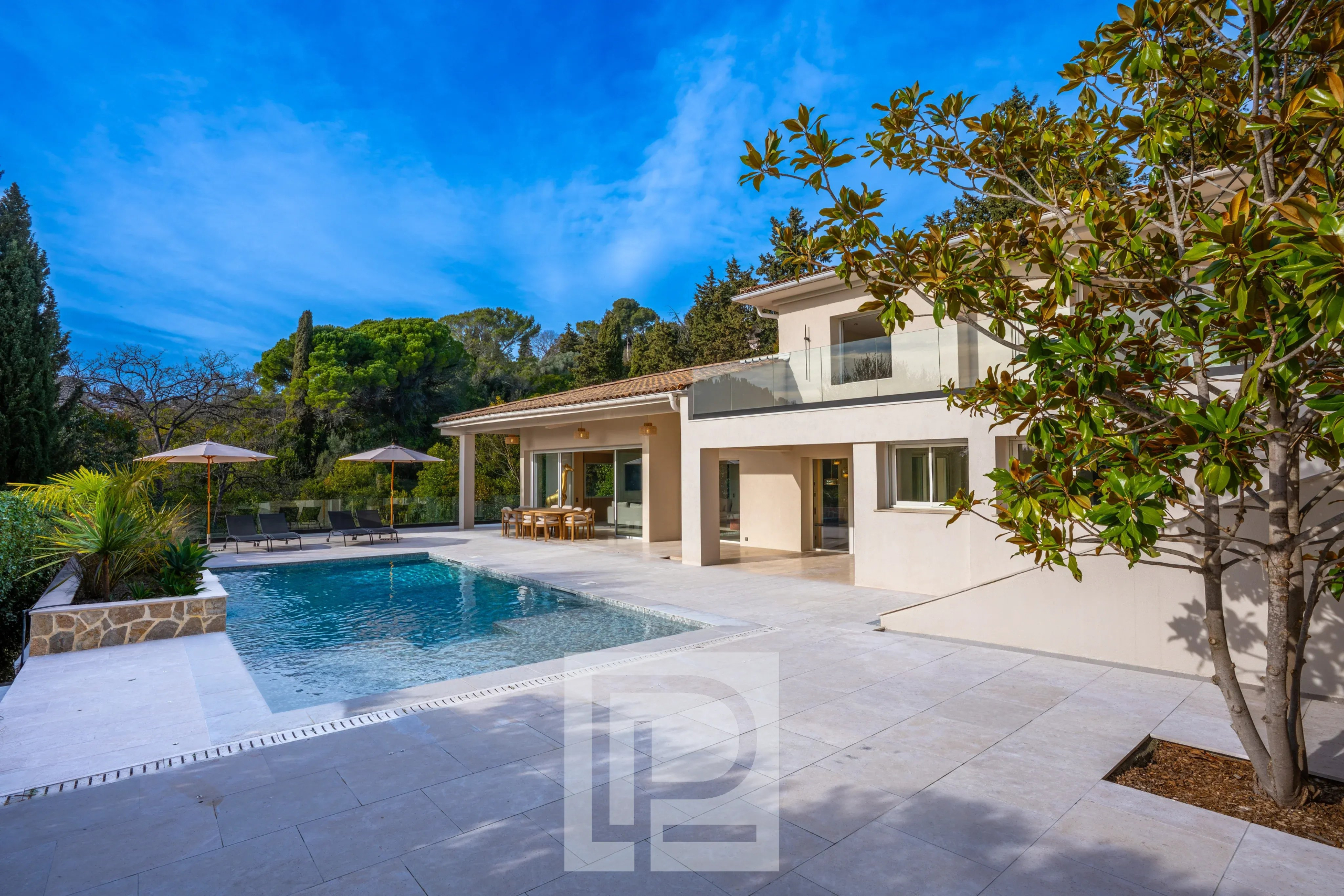 Villa contemporaine à Mougins Villa contemporaine avec piscine et espace extérieur à Mougins