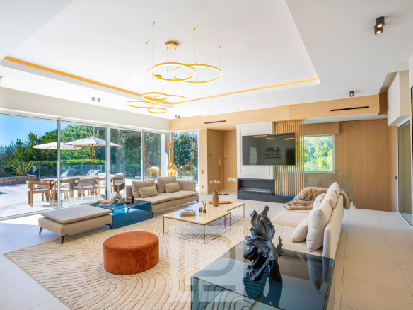 Intérieur d'une villa contemporaine avec salon spacieux et décoration moderne à Mougins.
