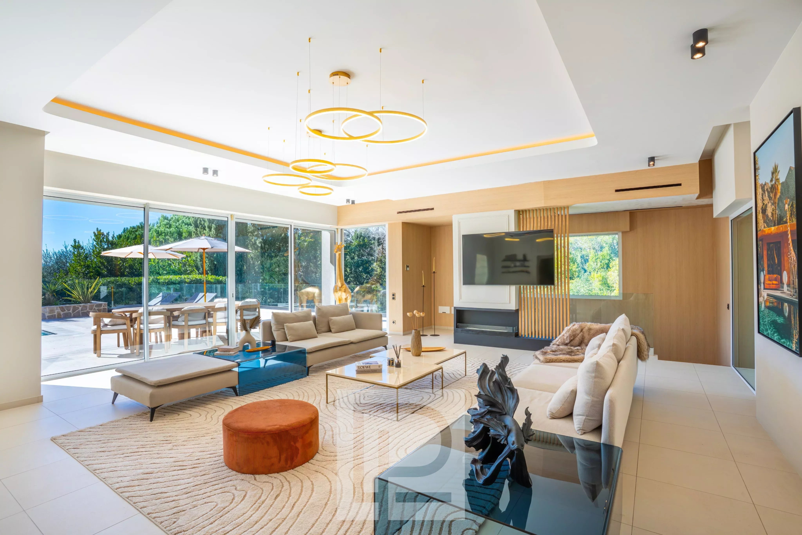 Salon d’une villa contemporaine à Mougins Intérieur d'une villa contemporaine avec salon spacieux et décoration moderne à Mougins.