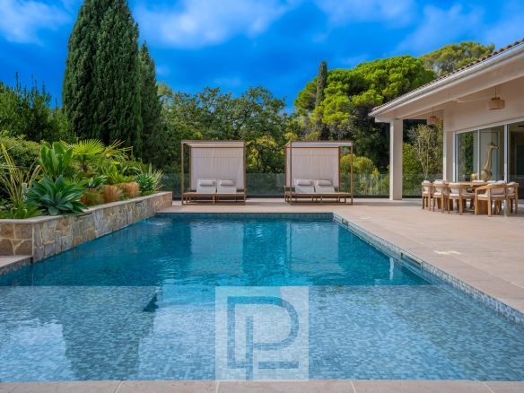 Villa contemporaine avec piscine et espaces de détente à Mougins