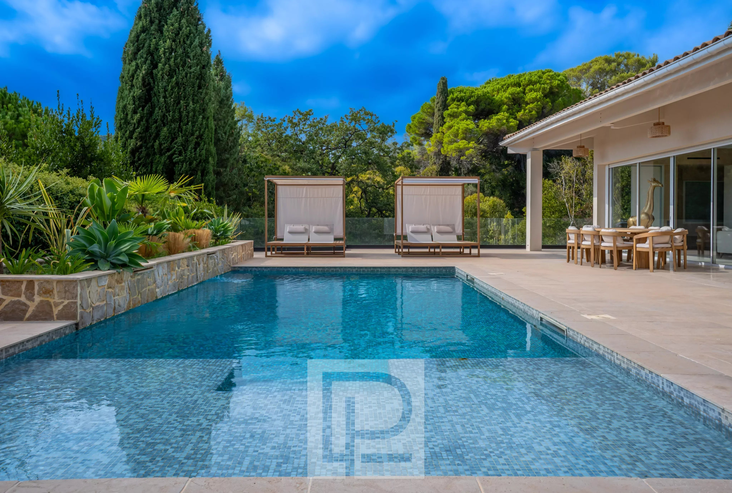 Villa contemporaine à Mougins Villa contemporaine avec piscine et espaces de détente à Mougins