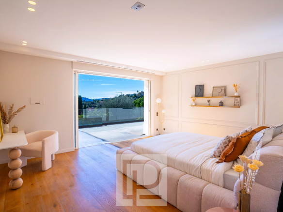 Chambre moderne avec vue dégagée et accès à une terrasse, décorée avec goût.
