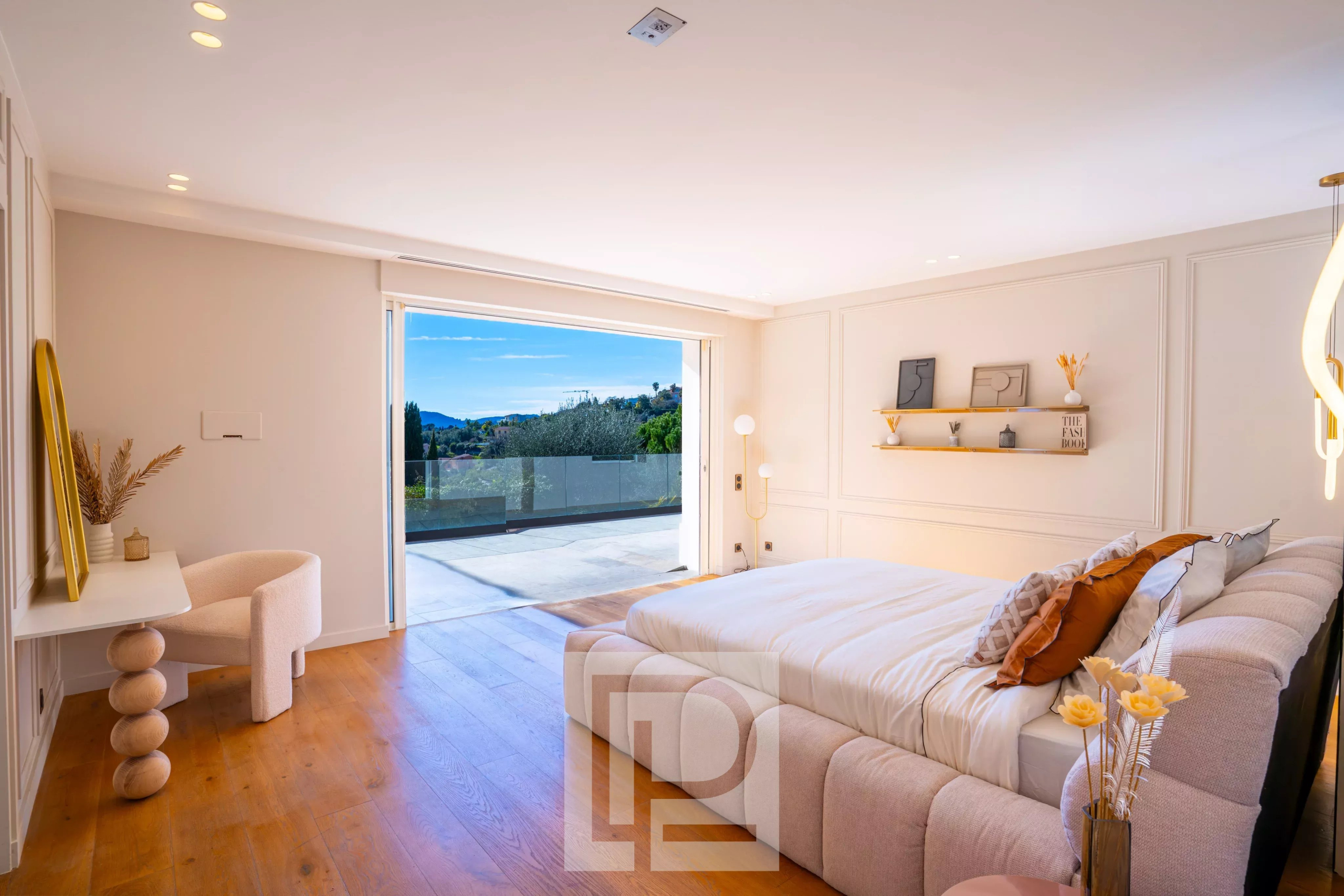Chambre contemporaine avec terrasse à Mougins Chambre moderne avec vue dégagée et accès à une terrasse, décorée avec goût.