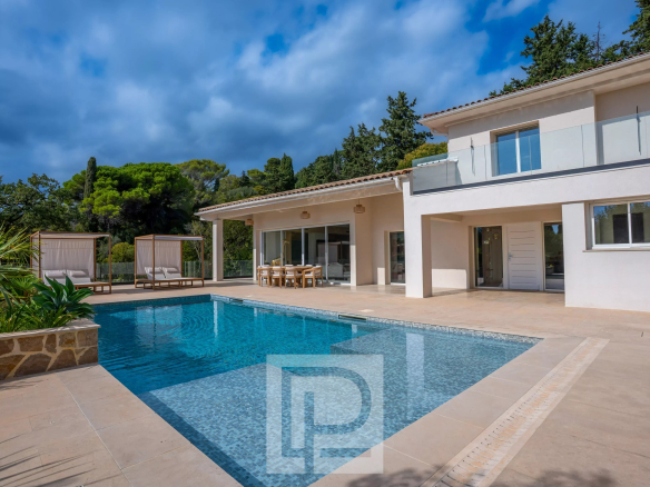 Villa contemporaine avec piscine et espace extérieur à Mougins.