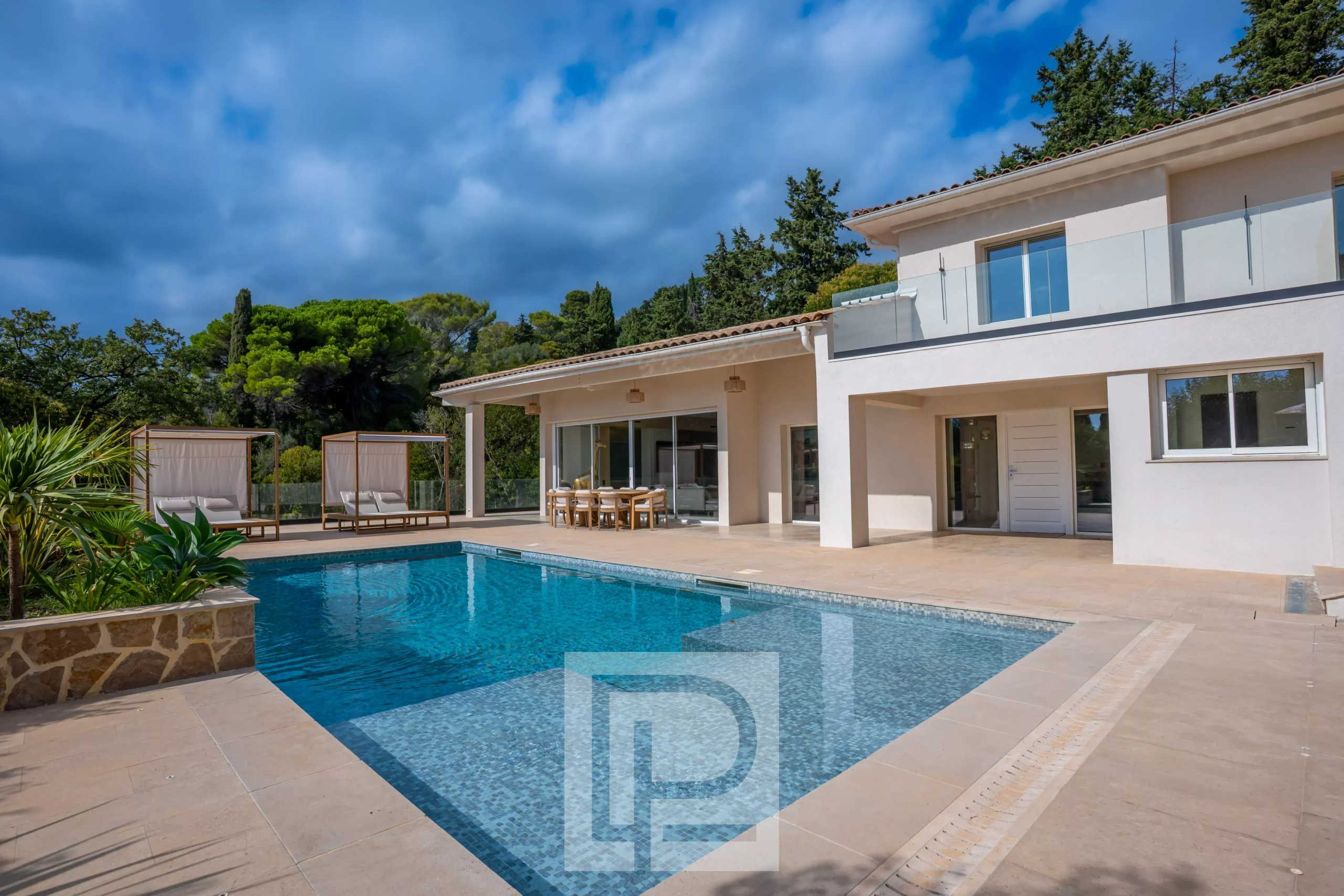 Villa contemporaine à Mougins Villa contemporaine avec piscine et espace extérieur à Mougins.