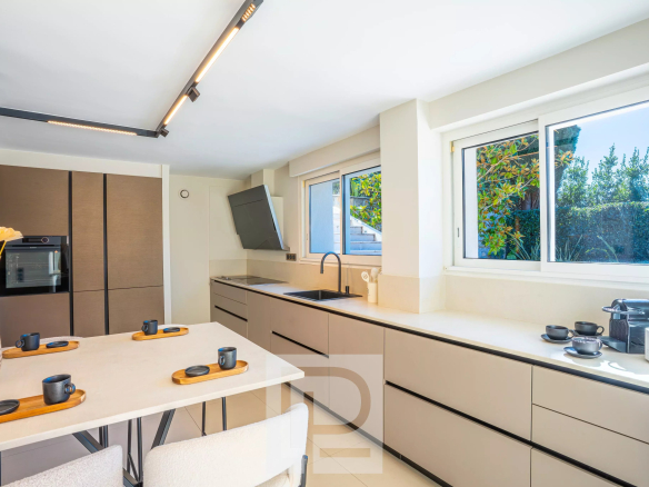 Cuisine moderne et spacieuse d'une villa contemporaine à Mougins