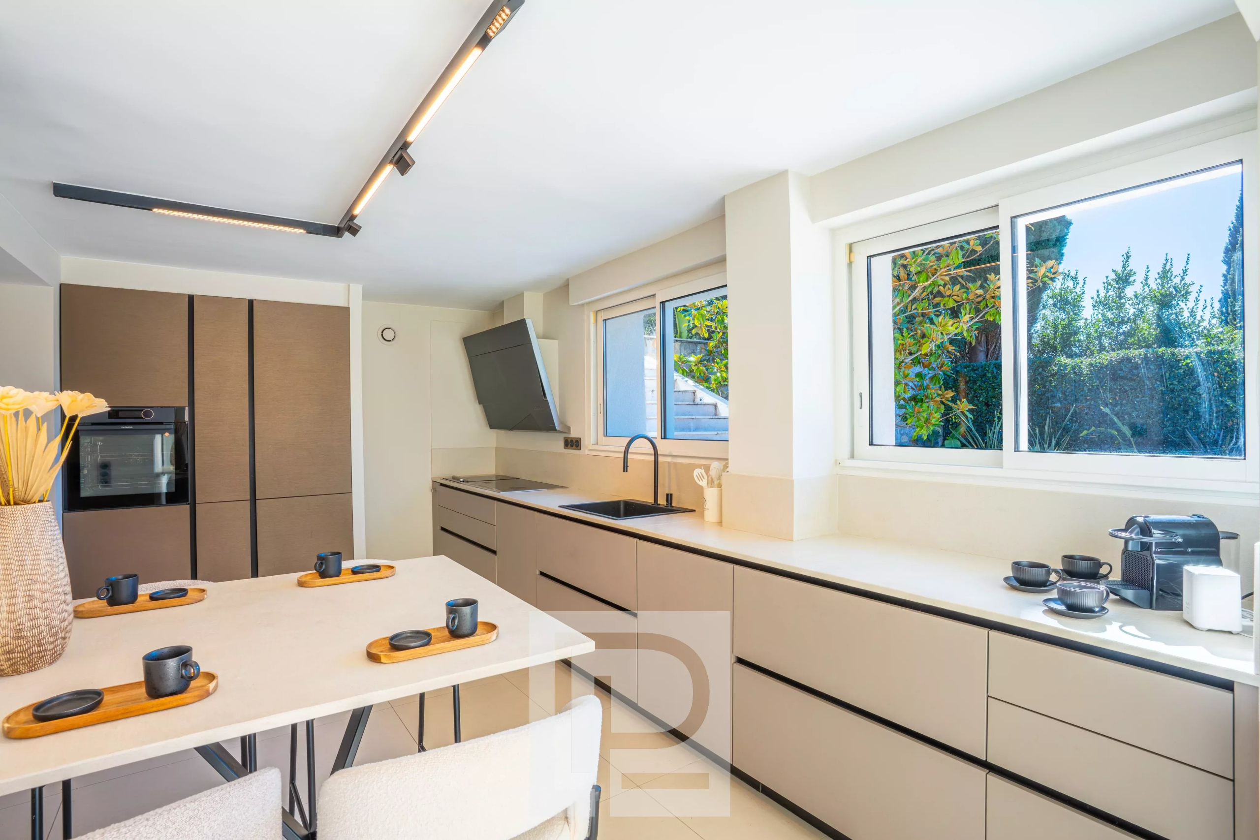 Cuisine d’une villa contemporaine Cuisine moderne et spacieuse d'une villa contemporaine à Mougins
