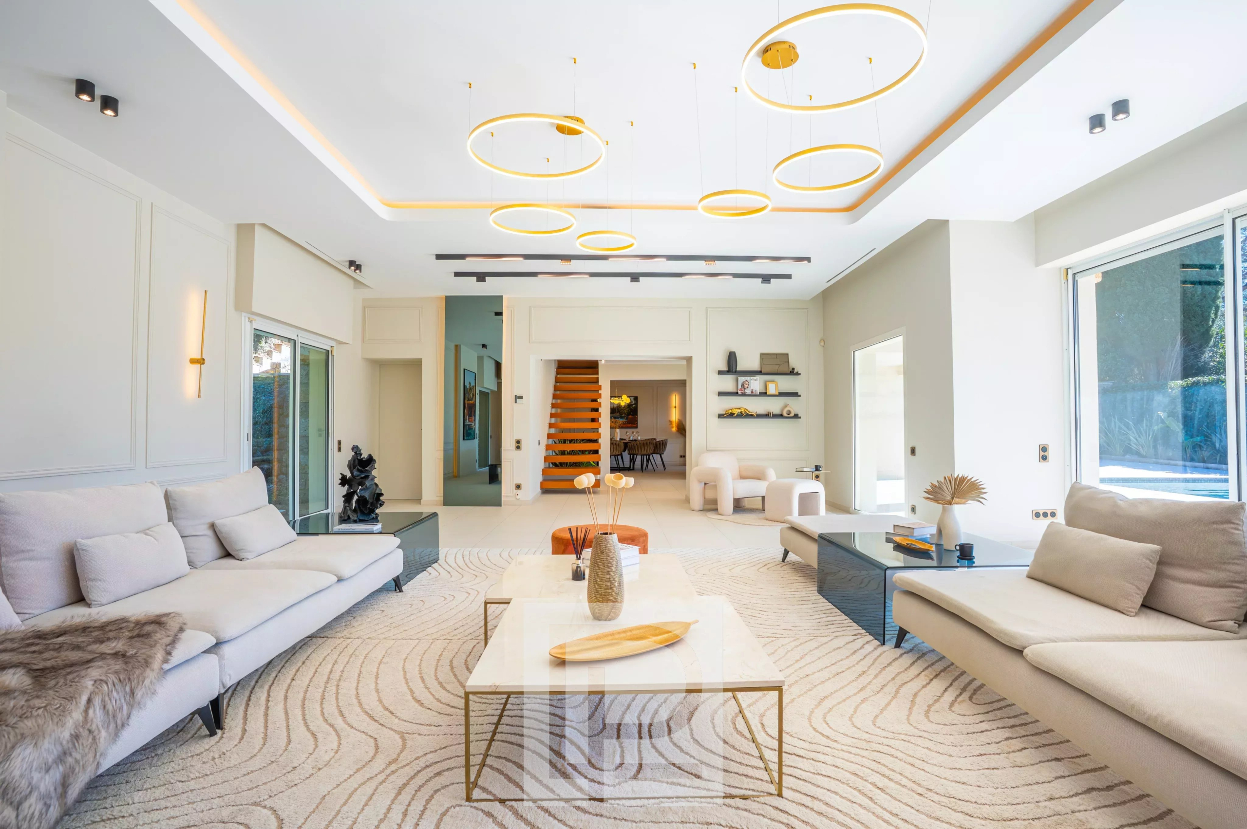 Salon d’une villa contemporaine à Mougins Intérieur d'une villa contemporaine avec un grand salon lumineux et des meubles modernes.
