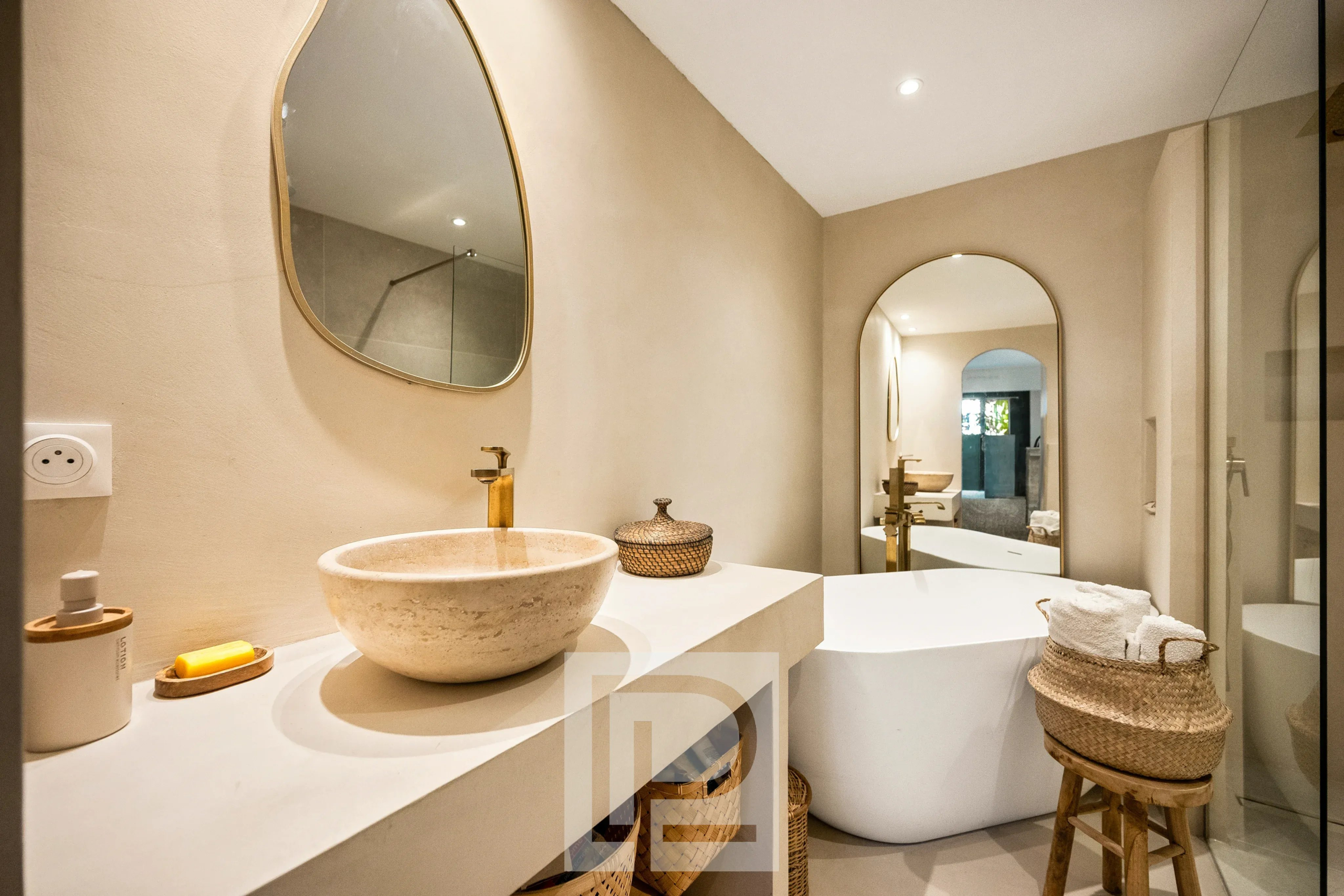 Salle de bain élégante d’un appartement rénové Salle de bain moderne avec baignoire, vasque et miroir dans un appartement rénové.