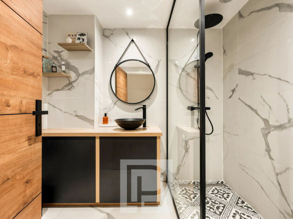 Salle de bain moderne avec douche à l'italienne et décor en marbre