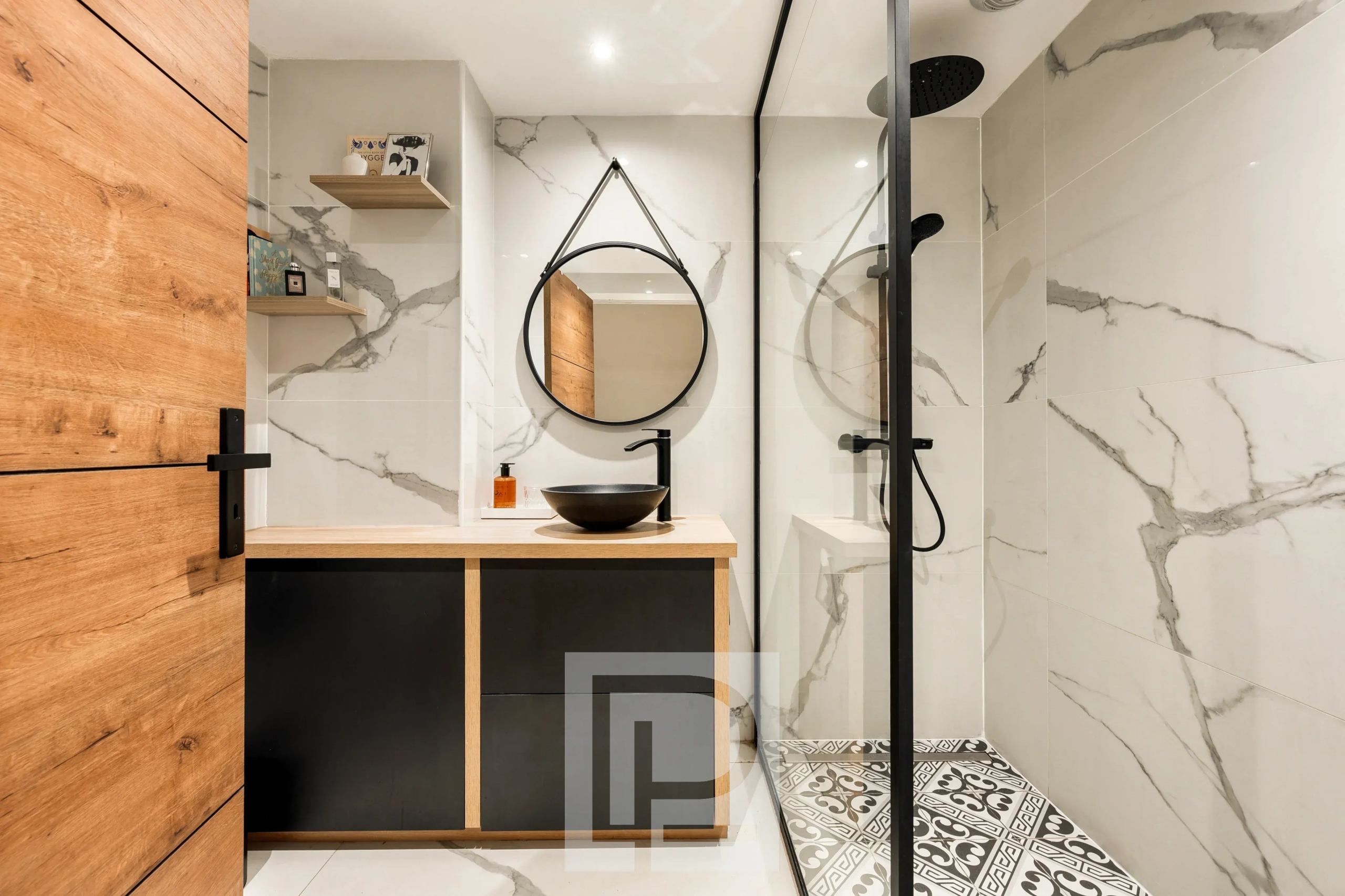 Salle de bain rénovée Salle de bain moderne avec douche à l'italienne et décor en marbre