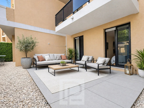 Terrasse d'un appartement rénové avec mobilier moderne et plantes, Le Cannet.