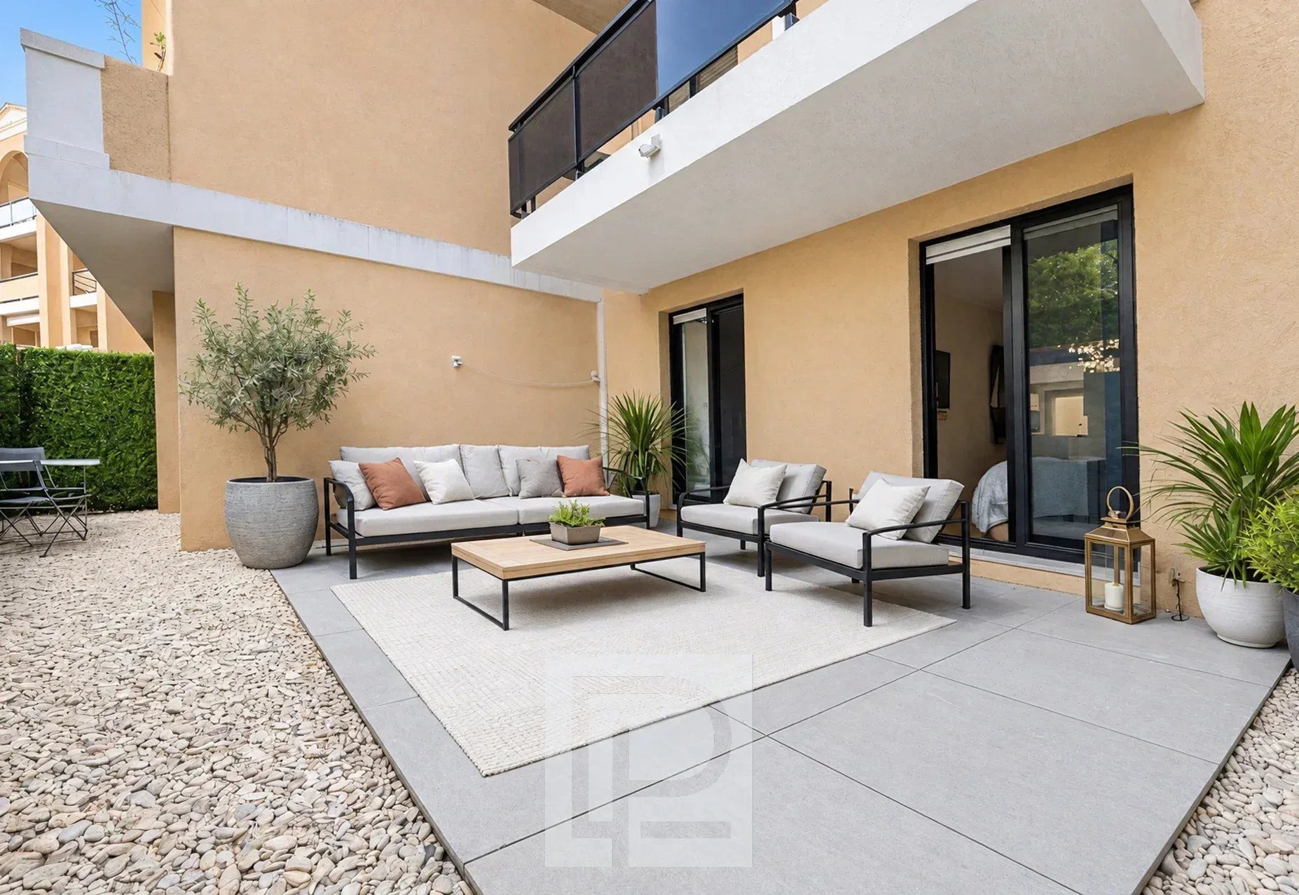 Terrasse d’un appartement rénové Terrasse d'un appartement rénové avec mobilier moderne et plantes, Le Cannet.