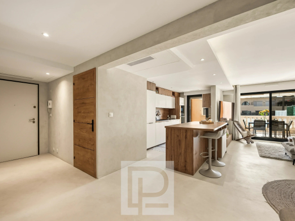 Intérieur d'un appartement rénové avec cuisine ouverte et salon lumineux.
