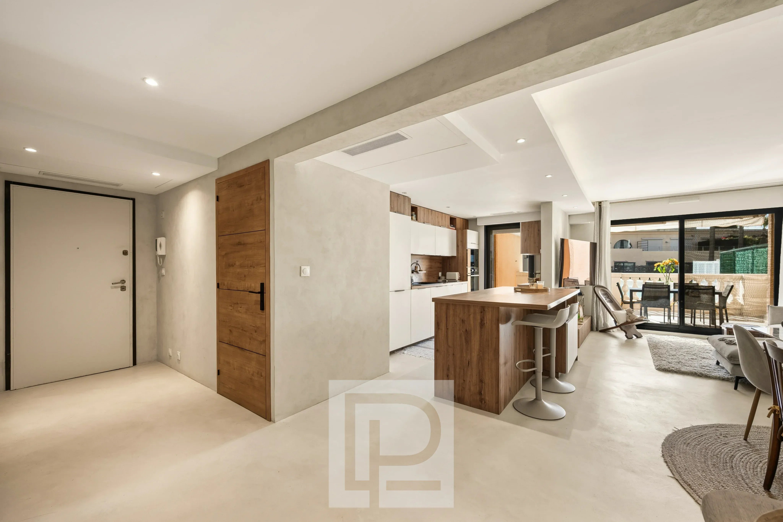 Appartement rénové à Le Cannet Intérieur d'un appartement rénové avec cuisine ouverte et salon lumineux.