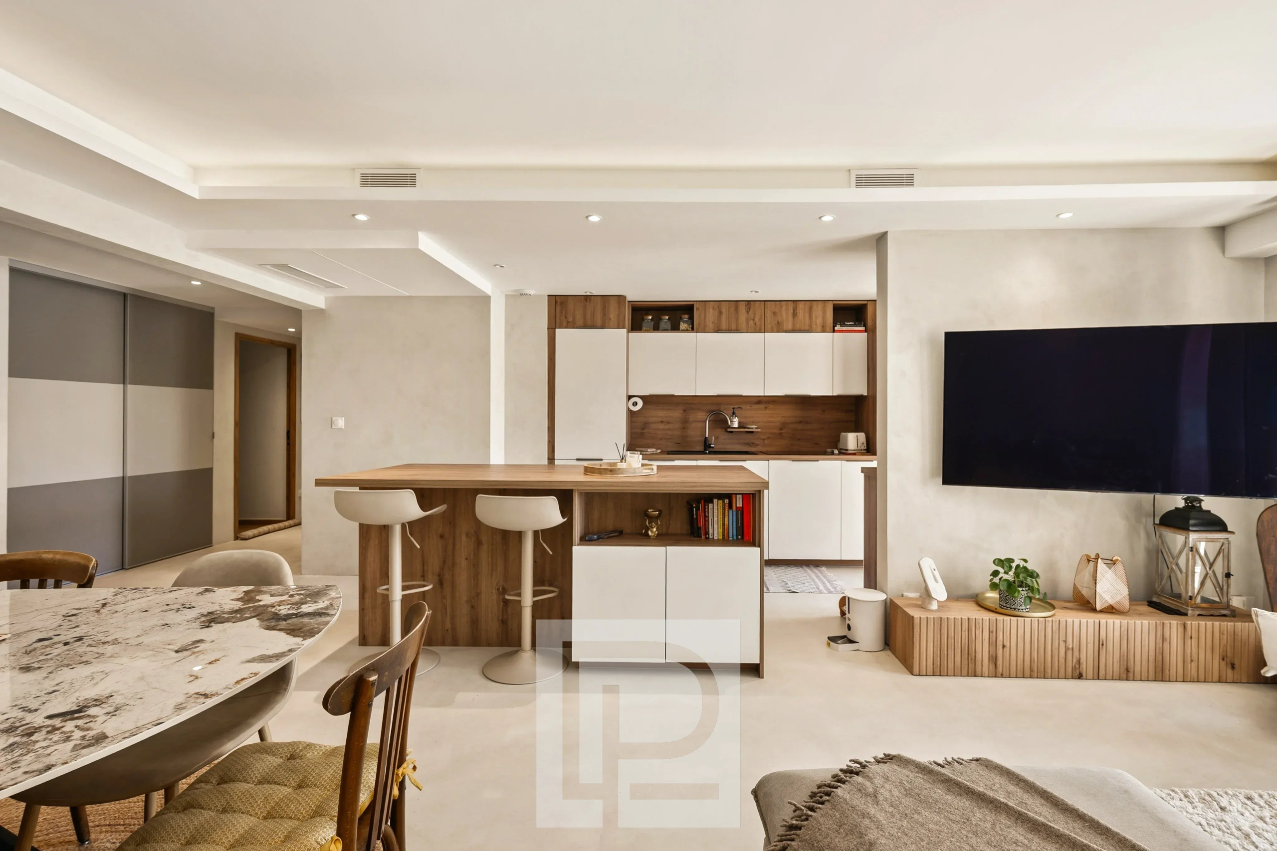 Appartement rénové à Le Cannet Intérieur d'un appartement rénové avec cuisine ouverte et salon lumineux, Le Cannet.
