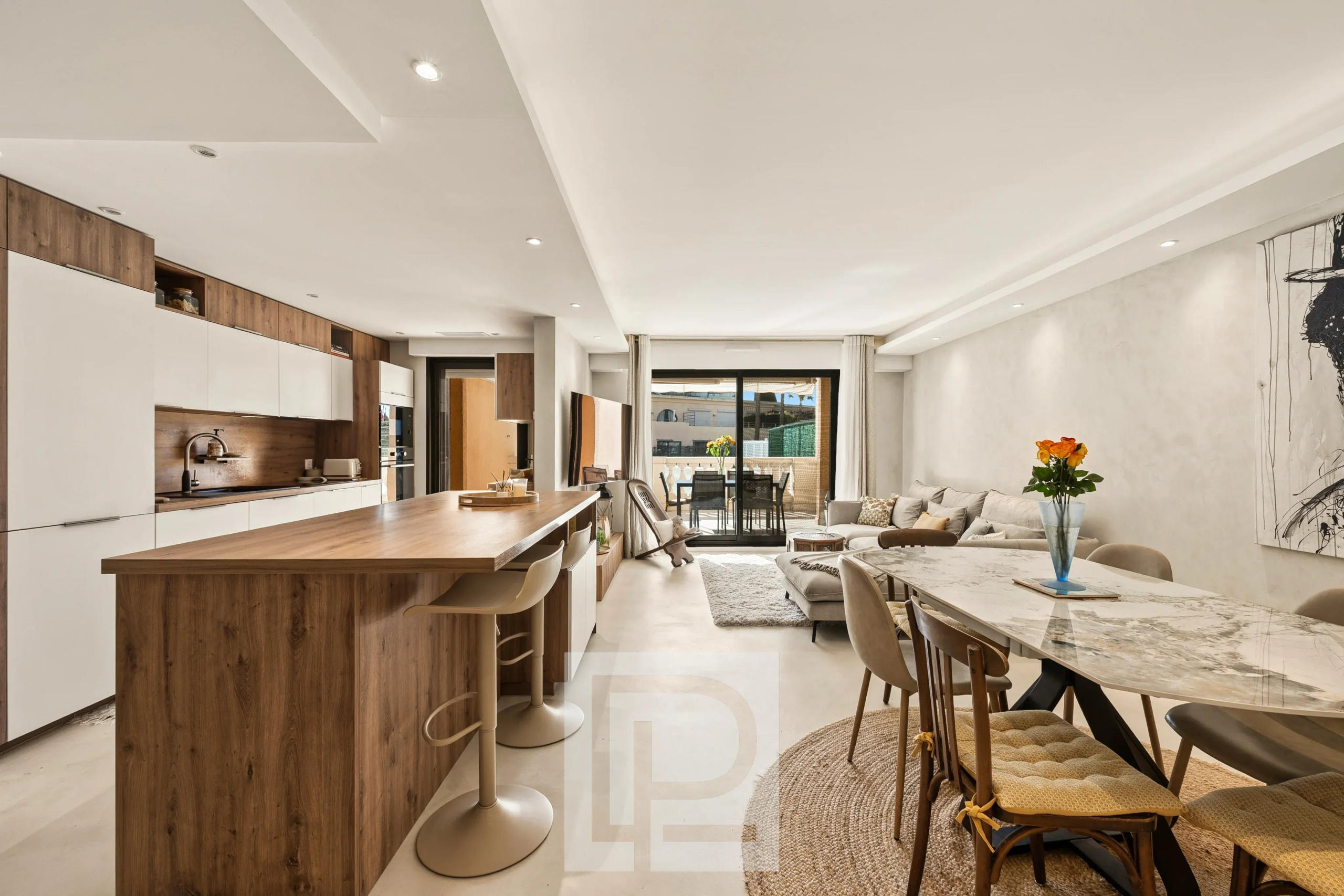 Appartement rénové à Le Cannet Intérieur d'un appartement rénové avec cuisine ouverte, salon et salle à manger, lumineux et moderne.