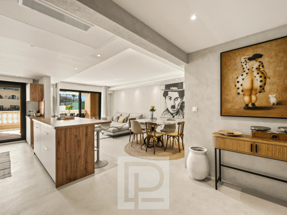 Intérieur d'un appartement rénové avec cuisine ouverte et salon lumineux, décoration moderne.