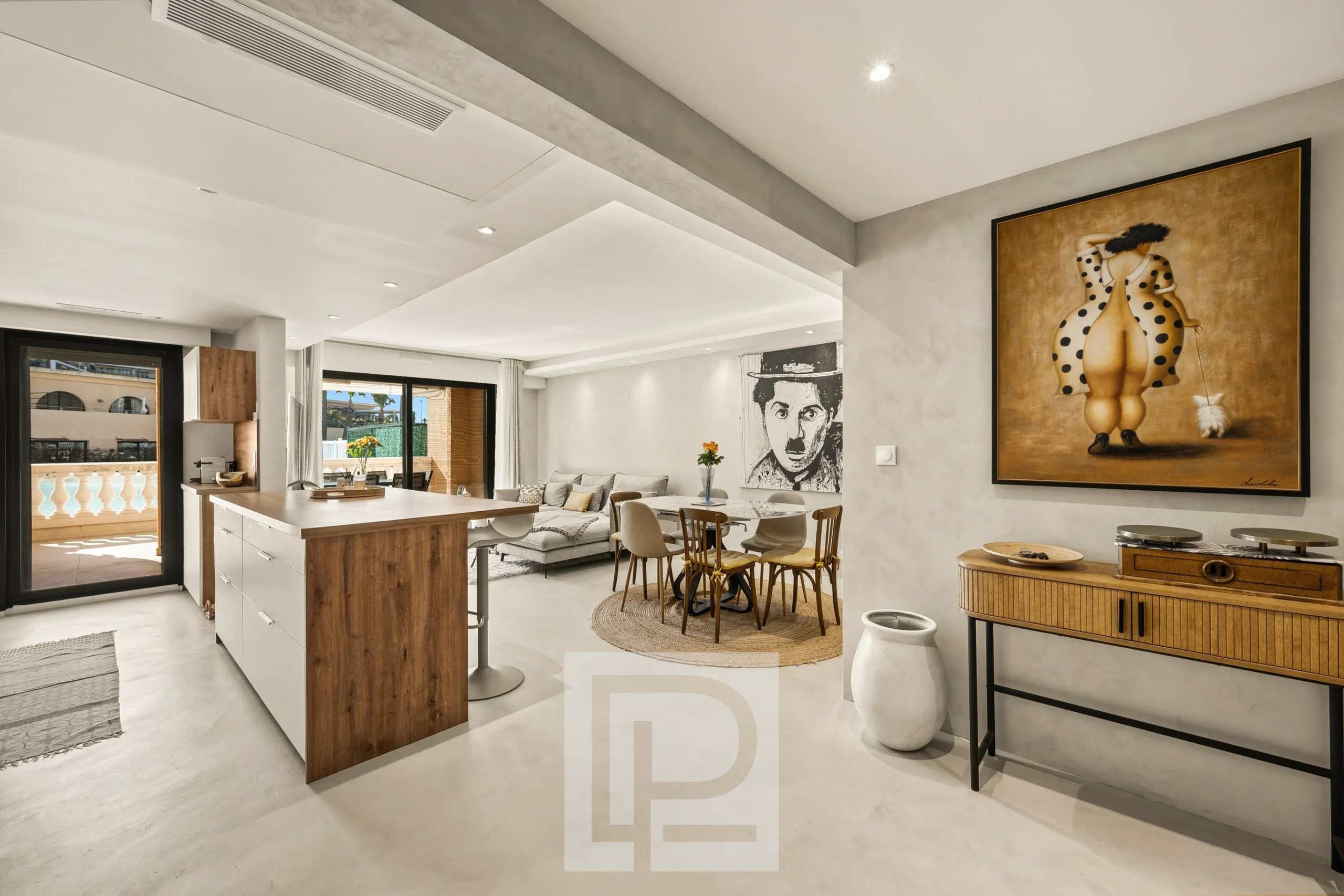 Appartement rénové à Le Cannet Intérieur d'un appartement rénové avec cuisine ouverte et salon lumineux, décoration moderne.