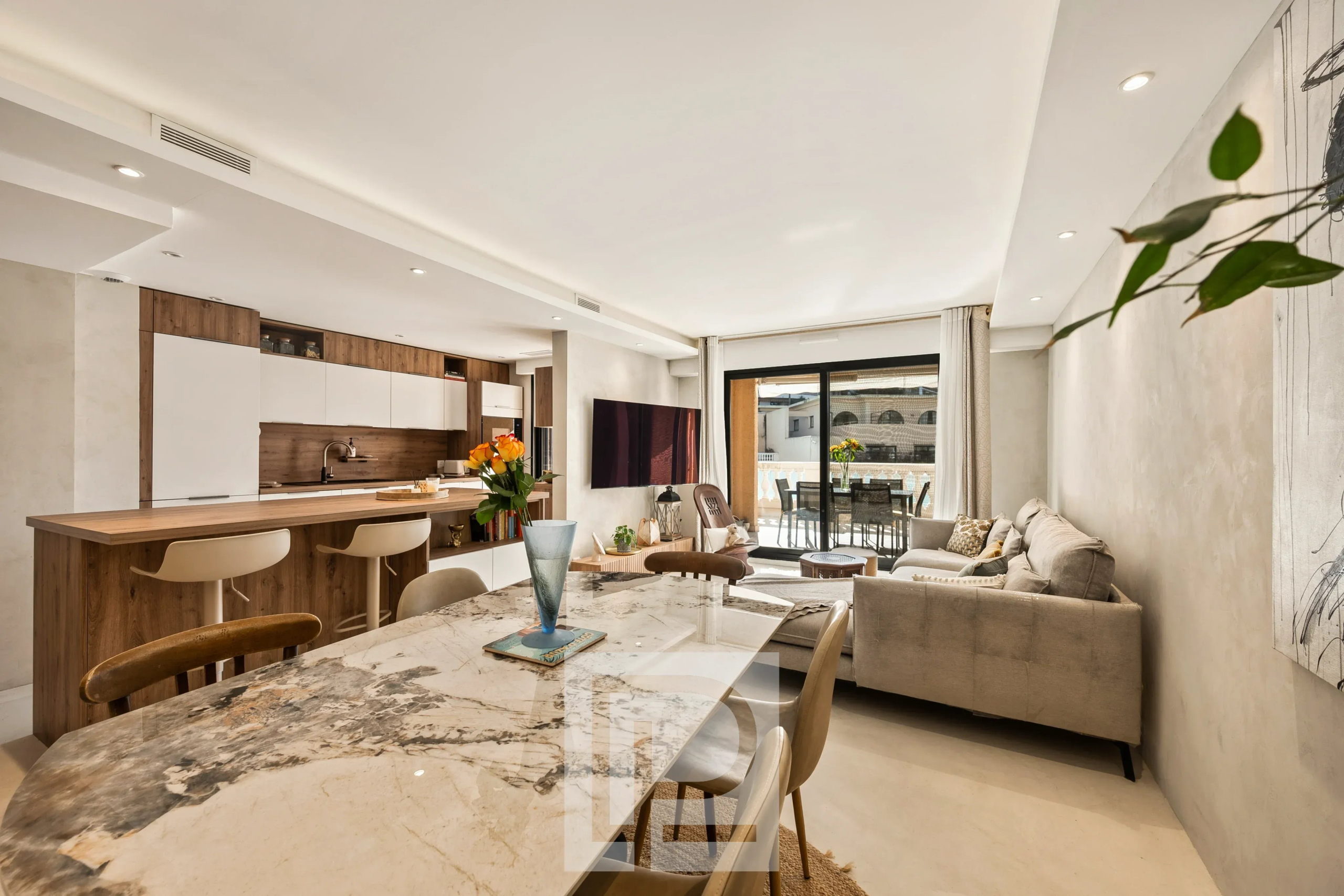 Appartement rénové à Le Cannet Intérieur d'un appartement rénové avec salon, cuisine ouverte et salle à manger.