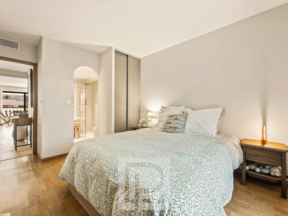 Chambre d'un appartement rénové avec lit double et décoration sobre, Le Cannet.