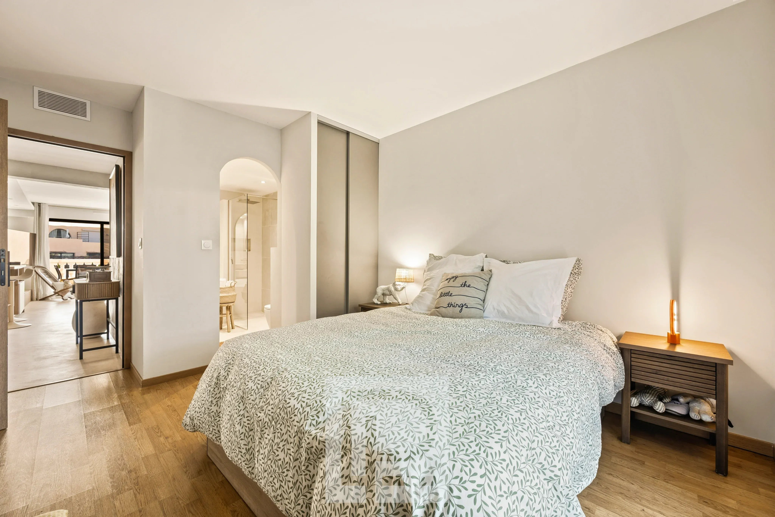 Chambre élégante d’un appartement rénové Chambre d'un appartement rénové avec lit double et décoration sobre, Le Cannet.