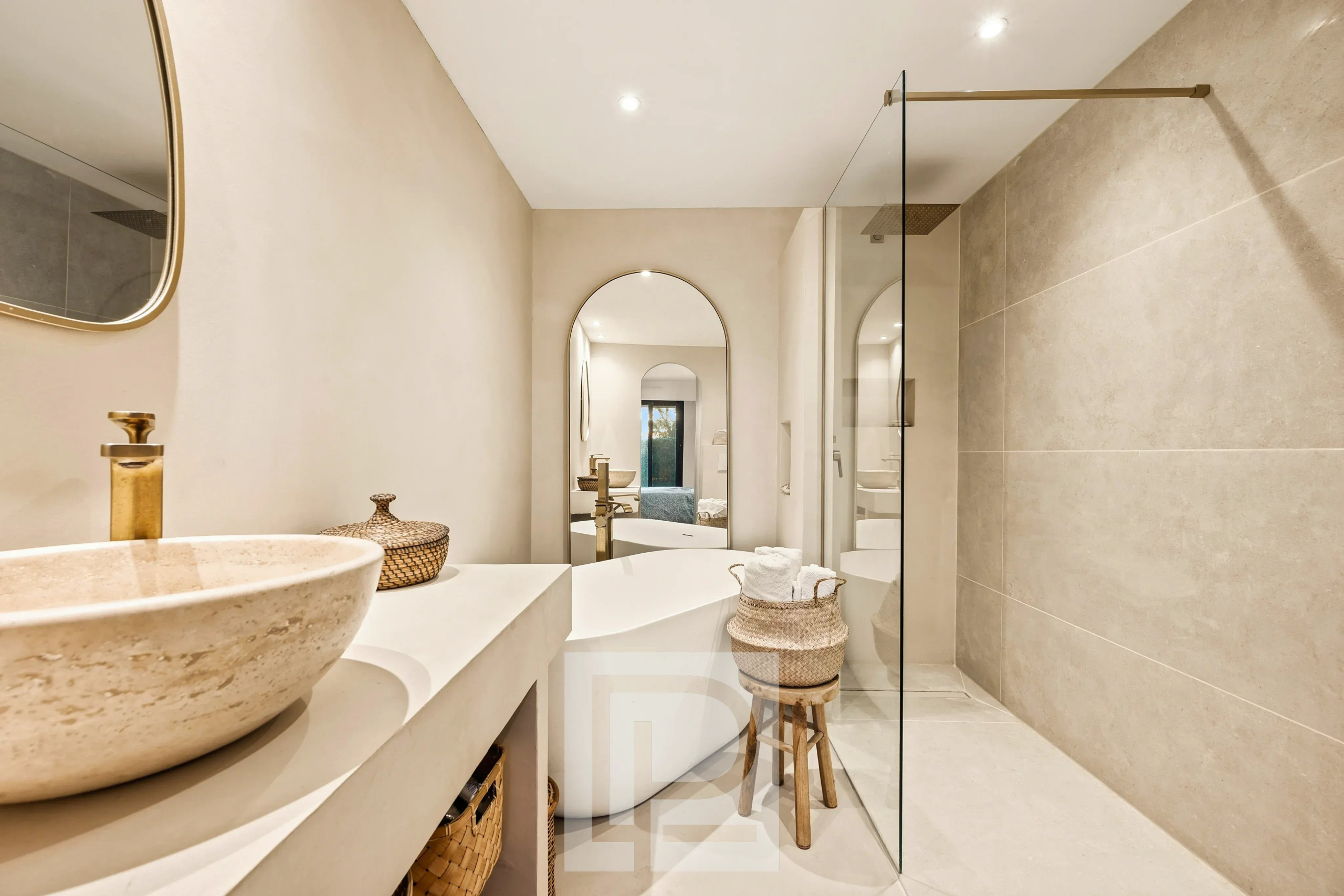 Salle de bain rénovée Salle de bain moderne avec douche à l'italienne et lavabo en pierre.