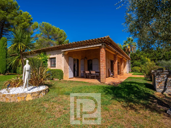 Elegant property in a landscaped park in Mouans-Sartoux, with terrace and garden.