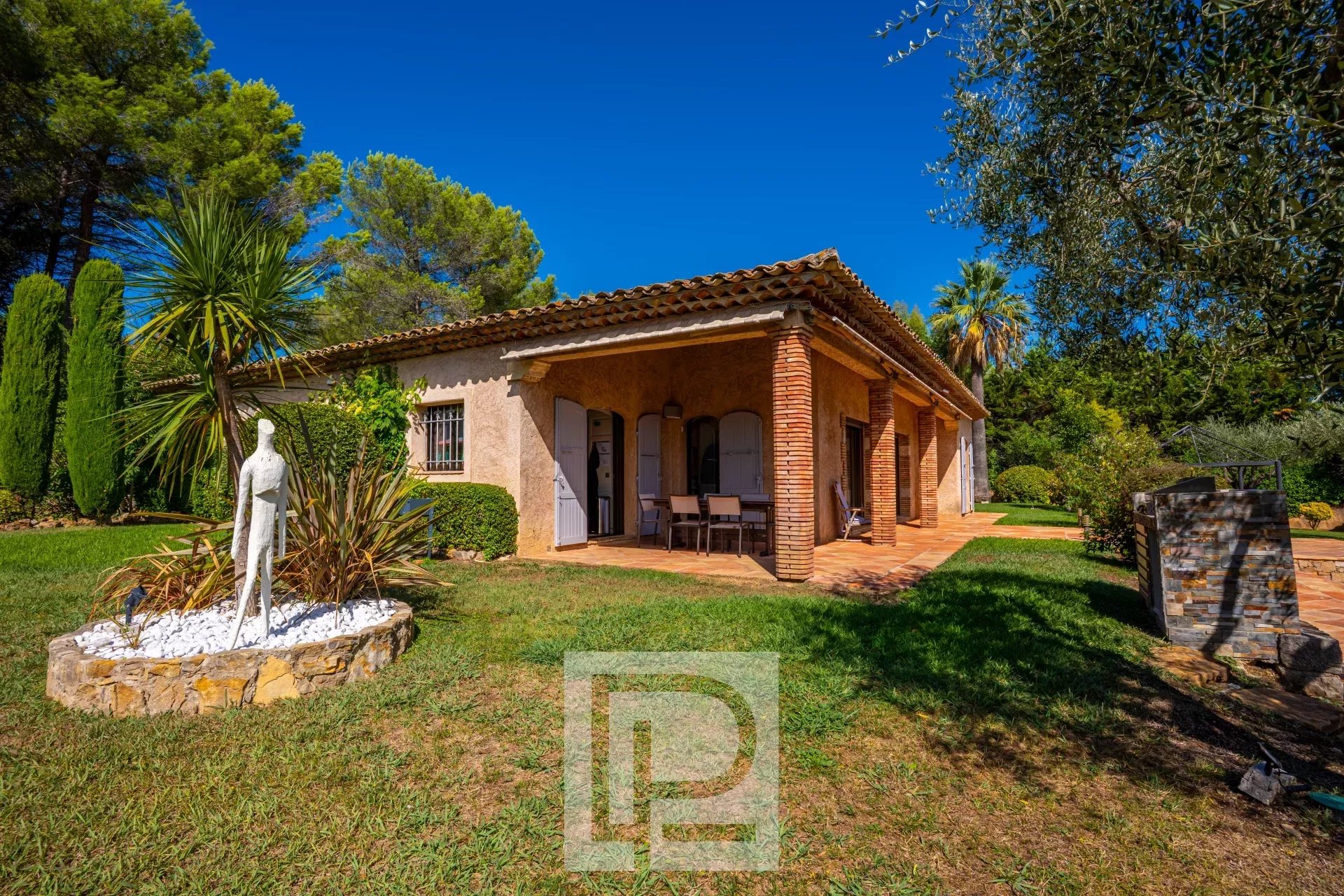 Charming property in Mouans-Sartoux Elegant property in a landscaped park in Mouans-Sartoux, with terrace and garden.