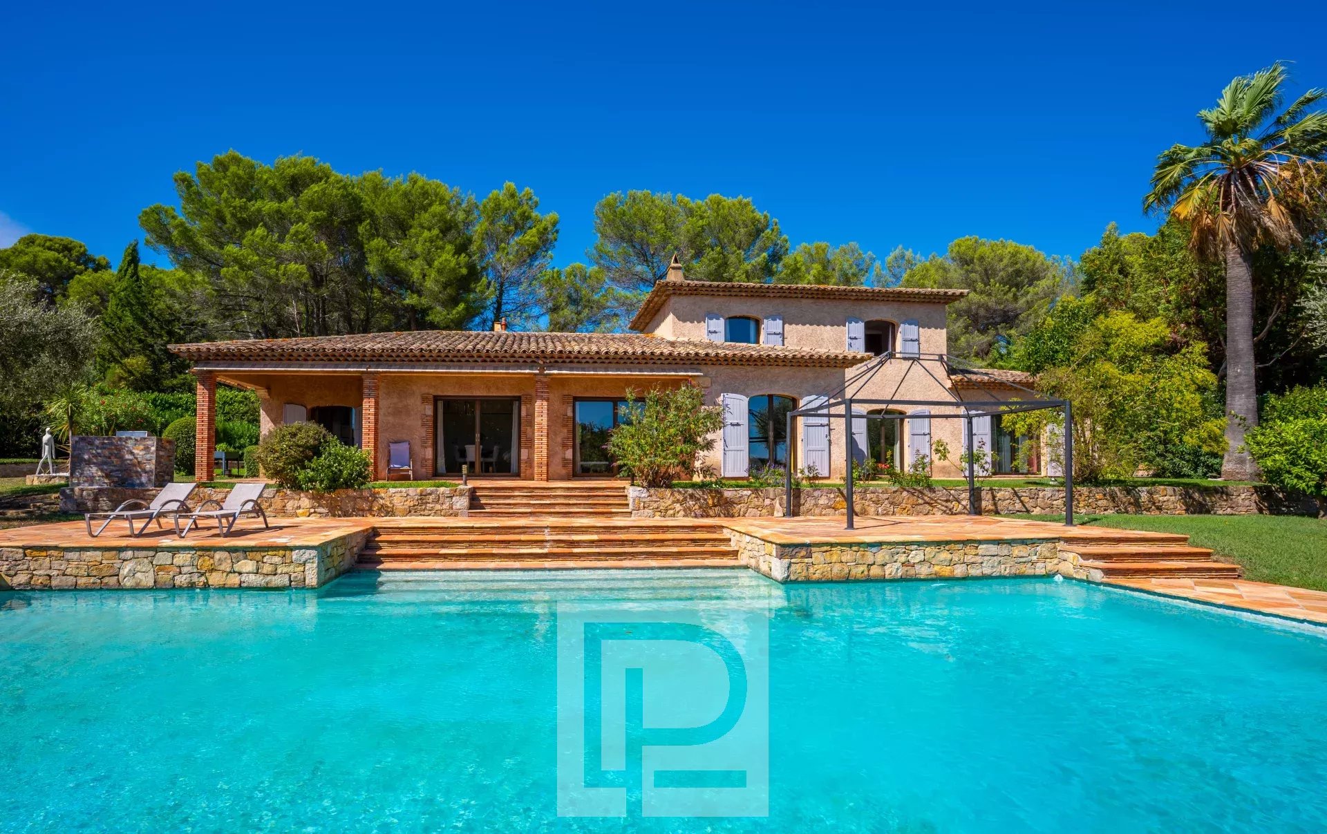 Charming property in Mouans-Sartoux Property with swimming pool and garden, located in Mouans-Sartoux, between Mougins and Valbonne.