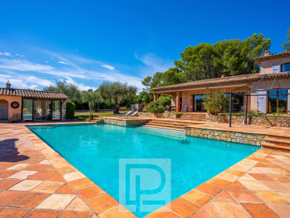 Large property with swimming pool and sunny terrace, surrounded by greenery in Mouans-Sartoux.