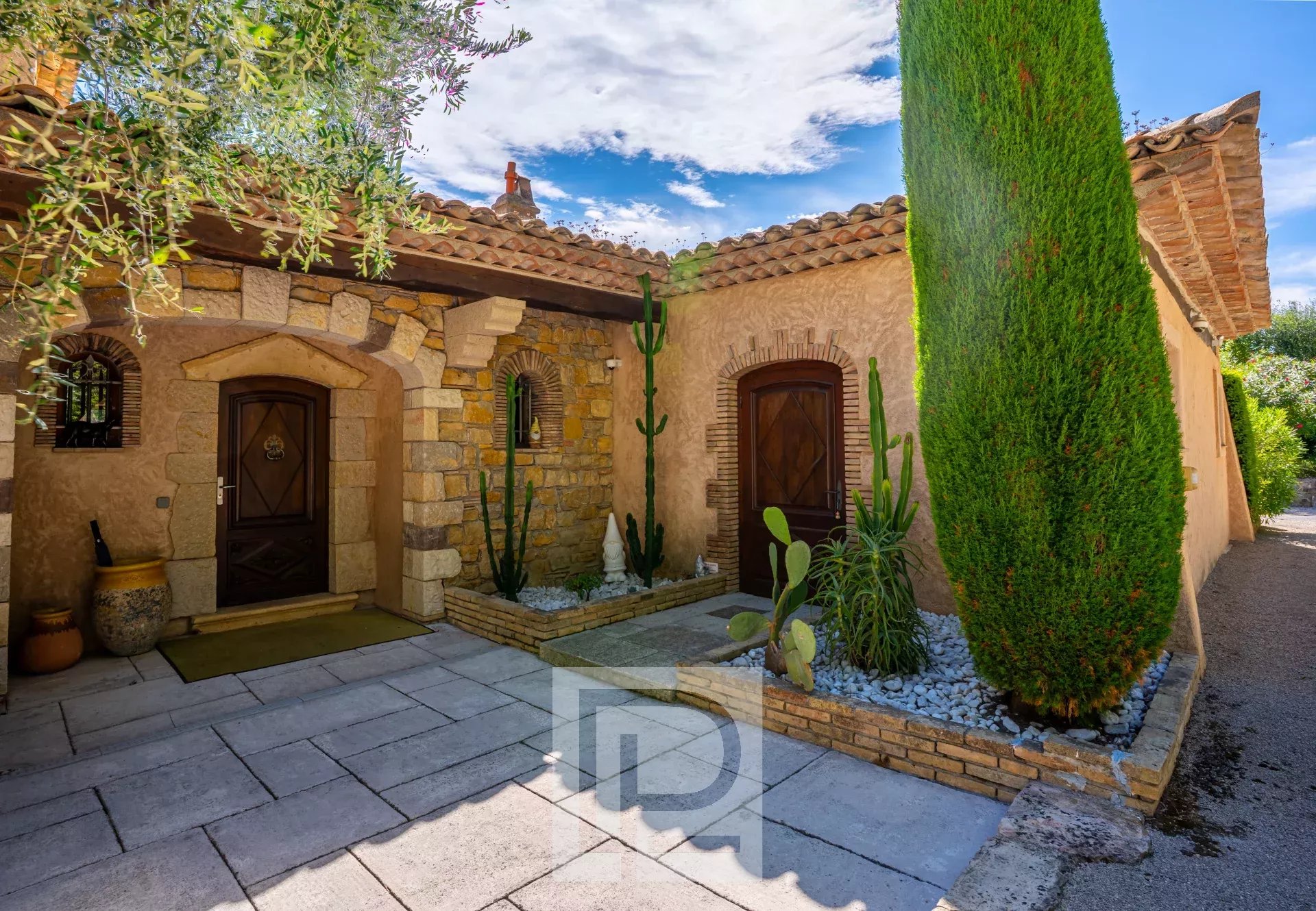Entrance to a property in Mouans-Sartoux Entrance to an elegant property with cacti and stone walls in Mouans-Sartoux.