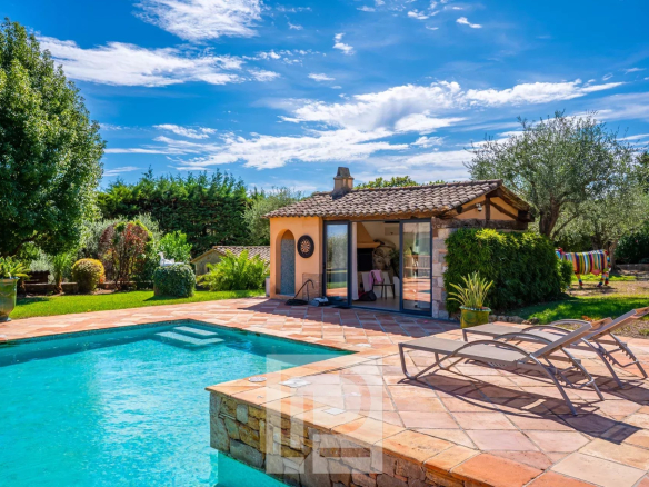 Property with swimming pool and outdoor space in Mouans-Sartoux, surrounded by greenery.