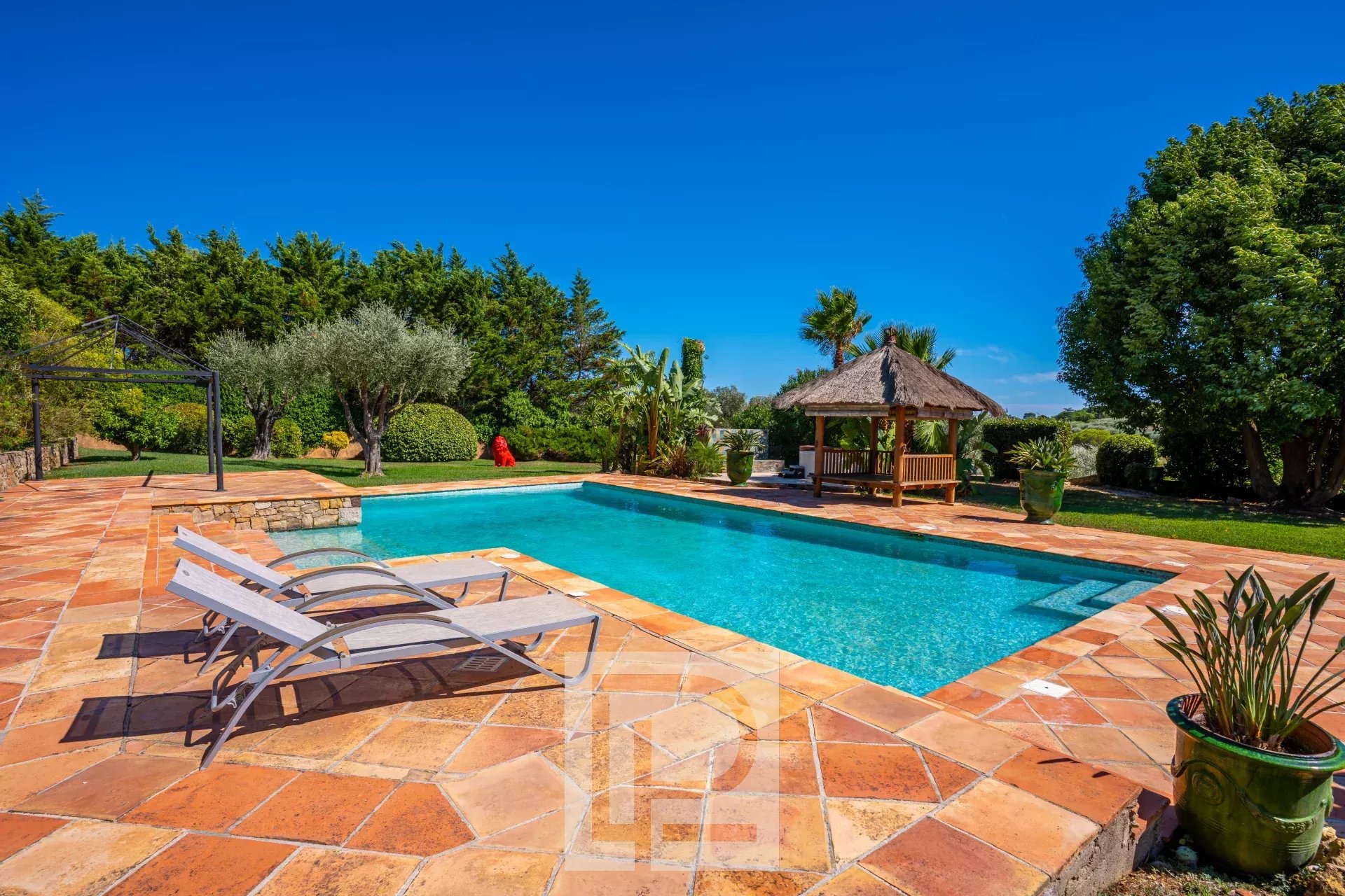 Charming property with swimming pool Swimming pool with sun loungers and shelter in a landscaped park in Mouans-Sartoux