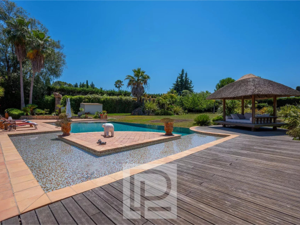 Vue de la piscine chauffée et du jardin d'une villa à Mougins
