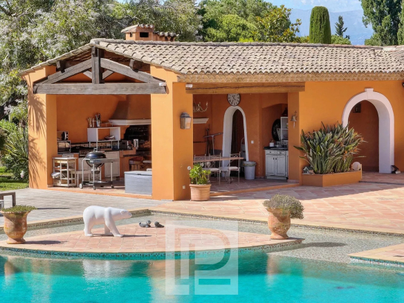 Bastide rénovée avec piscine chauffée à Mougins, maison d'amis et espace extérieur.