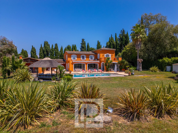 Vue d'une villa avec piscine et jardin à Mougins, France.