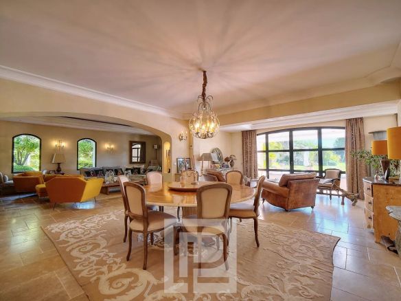 Intérieur d'une villa spacieuse avec salon lumineux et salle à manger à Mougins.