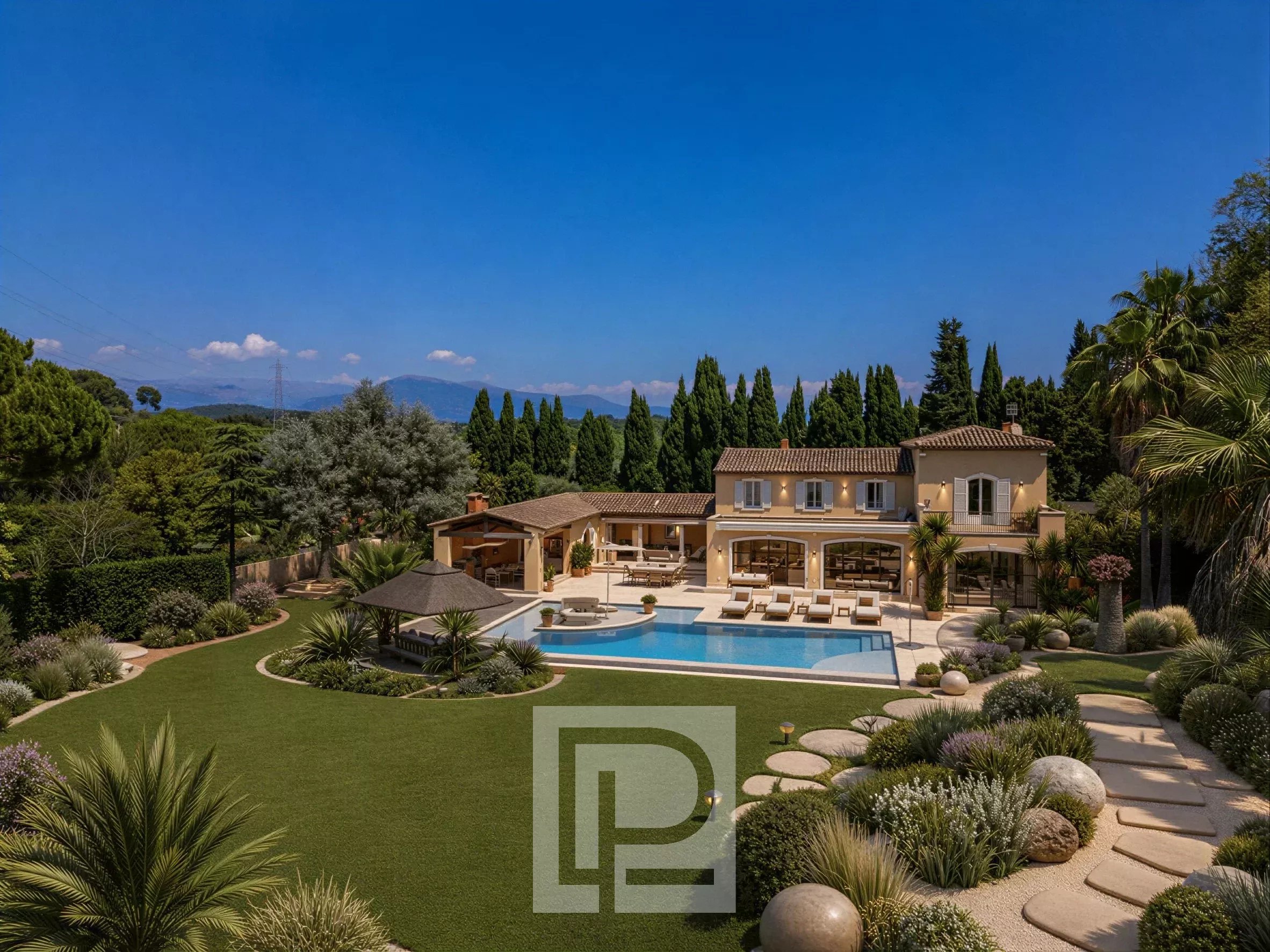 Vue d'ensemble d'une villa avec piscine et jardin à Mougins, France.