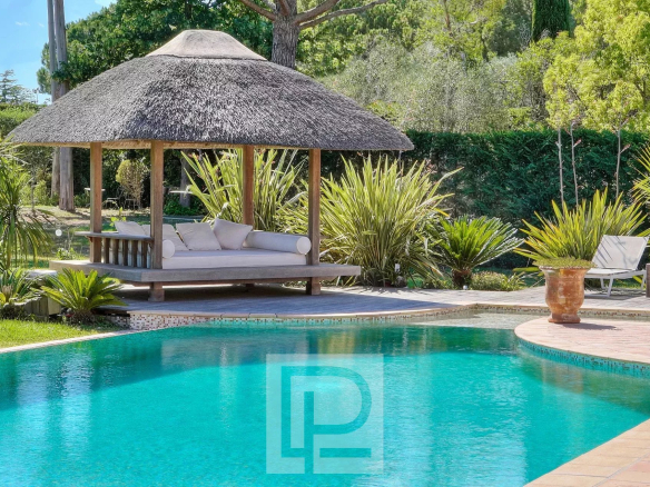 Piscine chauffée de 16 x 6 mètres entourée de verdure et d'un abri en bois à Mougins