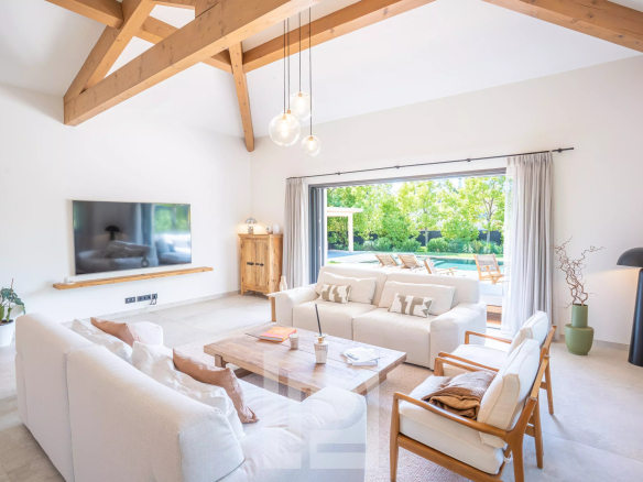 Intérieur d'une villa contemporaine à Mougins avec salon lumineux et accès à la terrasse.