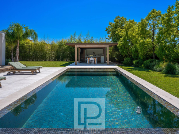 Villa contemporaine avec piscine et espace extérieur à Mougins